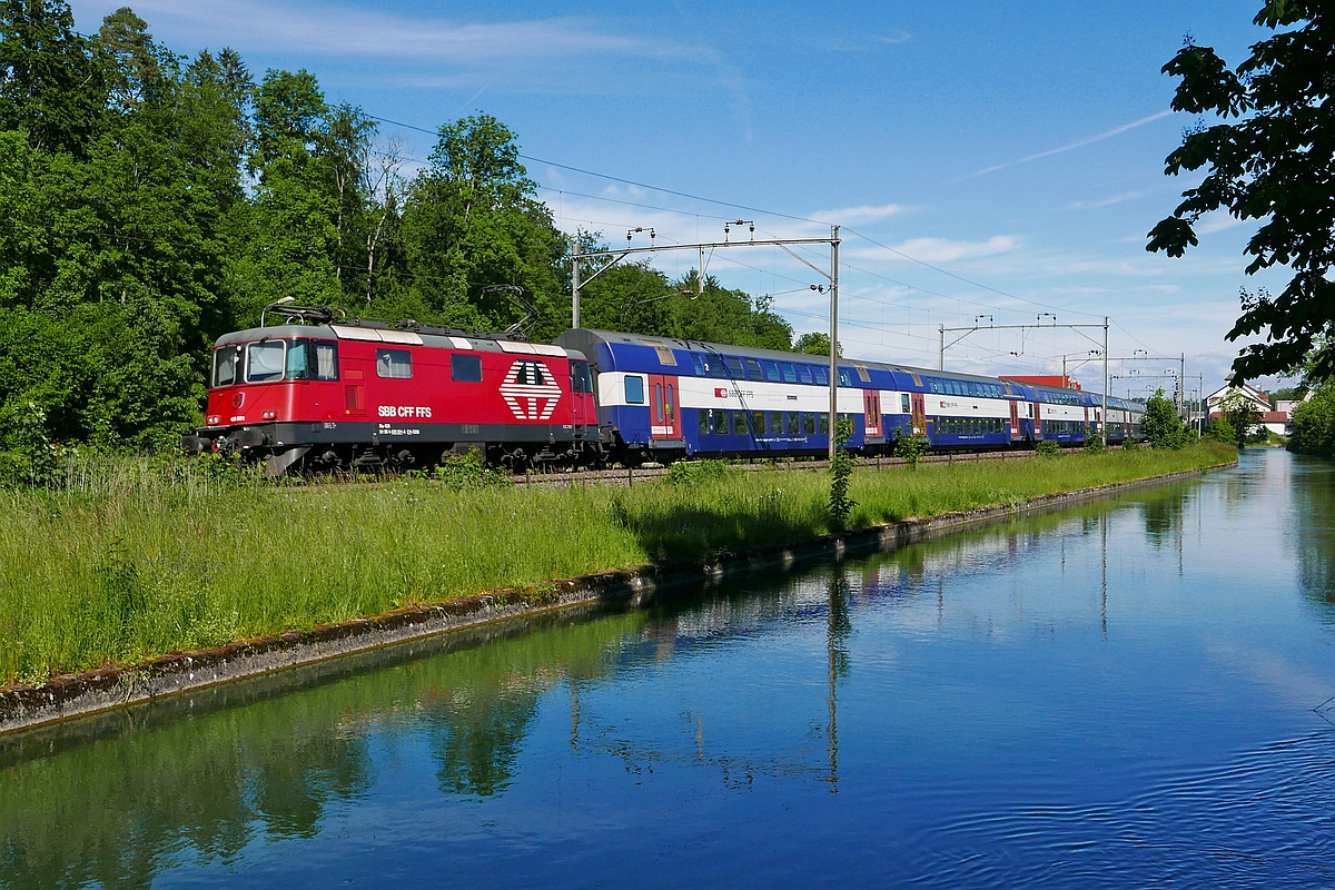Auf der Fahrt von Zrich nach Romanshorn schiebt Re 420 201 die Wagen der S23 19061 am 31.05.2019 in Brglen (TG) am Thurkanal entlang