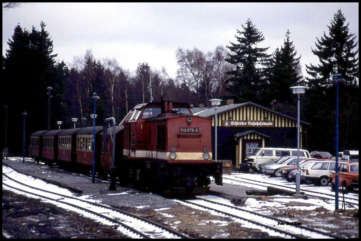 Auf der Fahrt zum Brocken Bahnhof hält 199879 am 28.12.1991 um 13.50 Uhr mit dem P 14435 im Bahnhof Schierke.