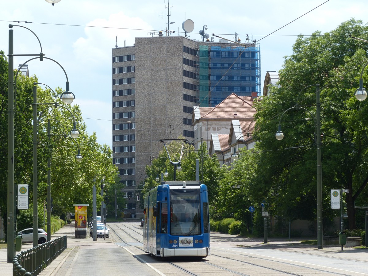 Auf der Fahrt zum Dessauer Hauptbahnhof ist Wagen 301, hier in der Fritz-Hesse-Straße. Das Hochhaus im Hintergrund ist eines von drei Y-Häusern aus den 70er Jahren, die Wohnungen beinhalten und laut Presse derzeit saniert werden. 30.5.2015
