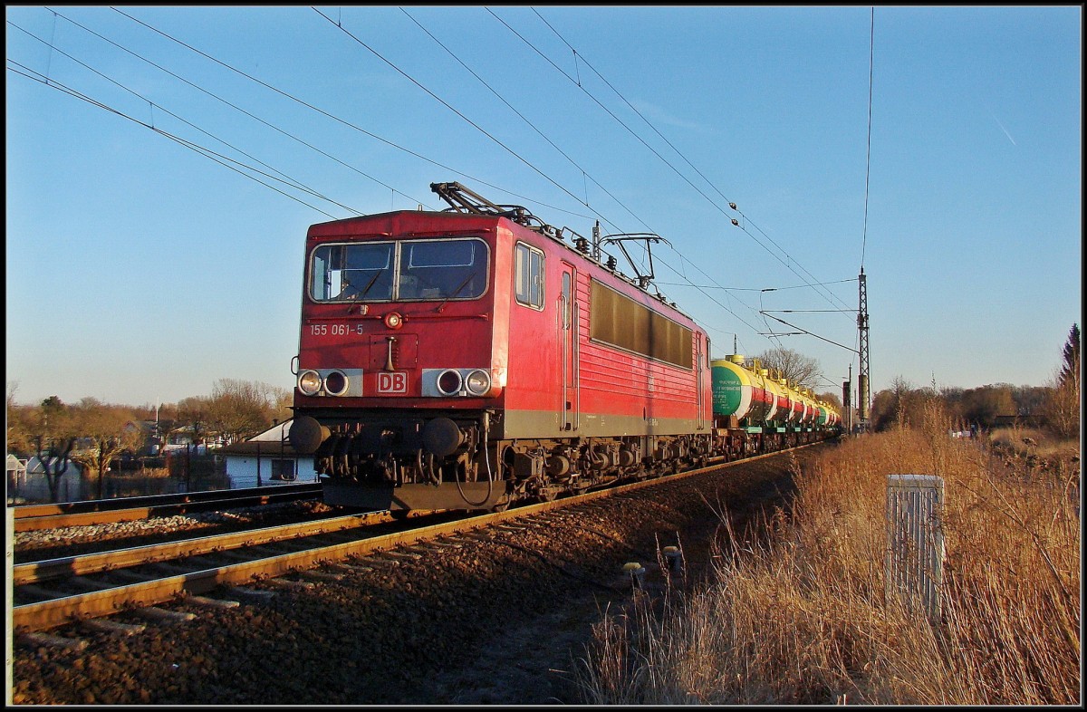 (auf Falschfahrt :-) ) 155 061-5 mit  Russenkessel  unterwegs nach Mukran.  Stralsund am 12.03.14 