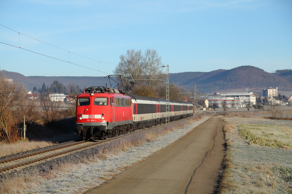 Auf der Gäubahn kommen fallweise immer noch ältere Maschinen von DB Fernverkehr vor den Intercities zwischen Stuttgart und Singen zum Einsatz. 115 350 bespannte am 28.12.2016 den IC 181, gesehen zwischen Rietheim und Weilheim.