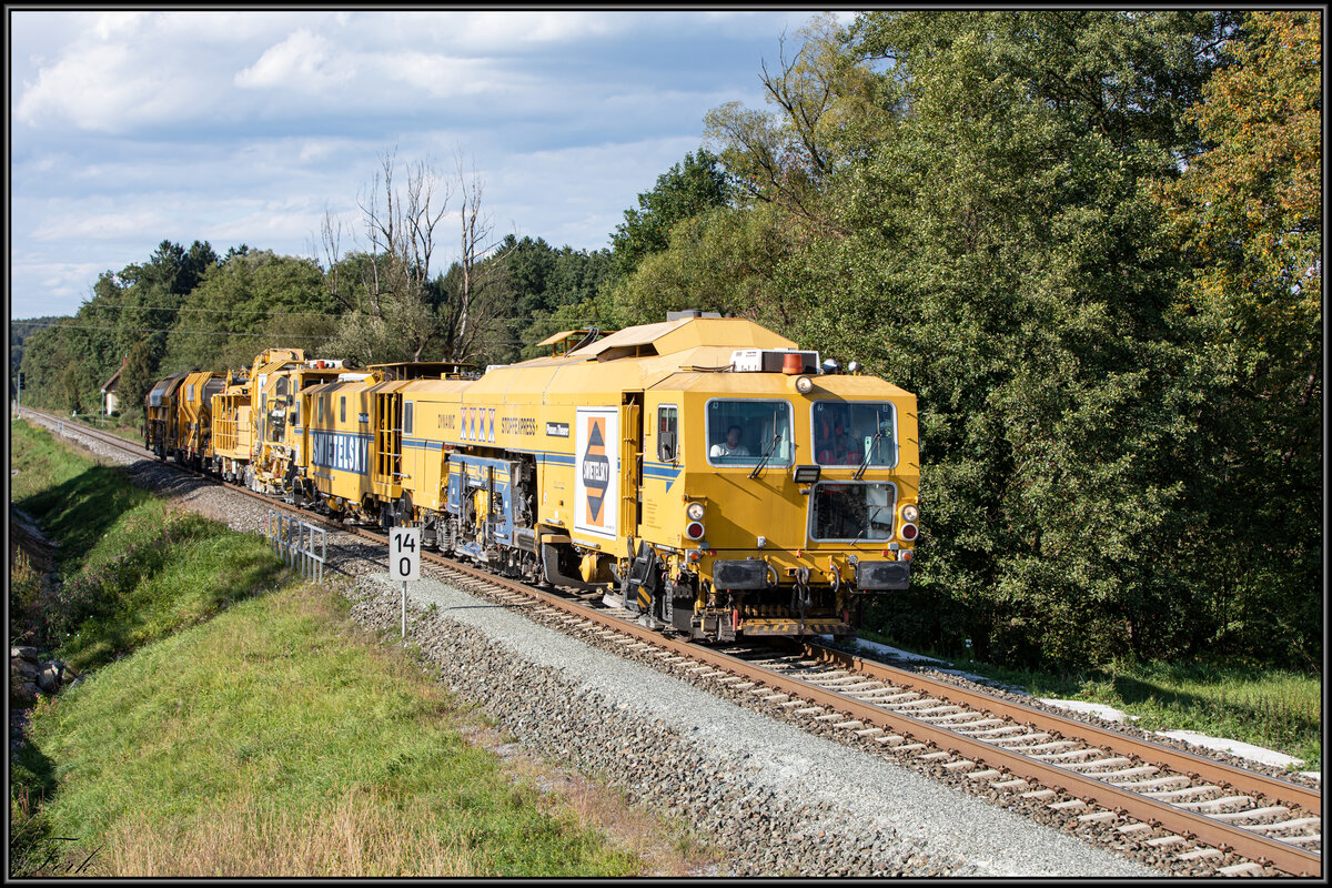 Auf gehts nach Deutschlandsberg. 
Der Stopfexpress rollt in den Bahnhof Preding Wieselsdorf um eine Zugbegenung abzuwarten. 
18.09.2021