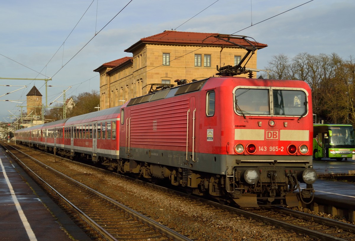 Auf Gleis 1 des Bahnhofs Neckarsulm ist soeben eine RB nach Würzburg eingefahren, Steuerwagenvoraus schiebt die 143 965-2 den aus N-Wagen bestehenden Zug. 3.1.2014