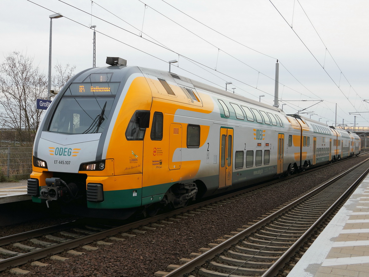 Auf Gleis 1 steht im Bahnhof Großbeeren ET 445.107 der ODEG - Ostdeutsche Eisenbahn GmbH - mit dem RE 4 (RE 84020) zur Weiterfahrt in Richtung Rathenow am 04. Januar 2014.