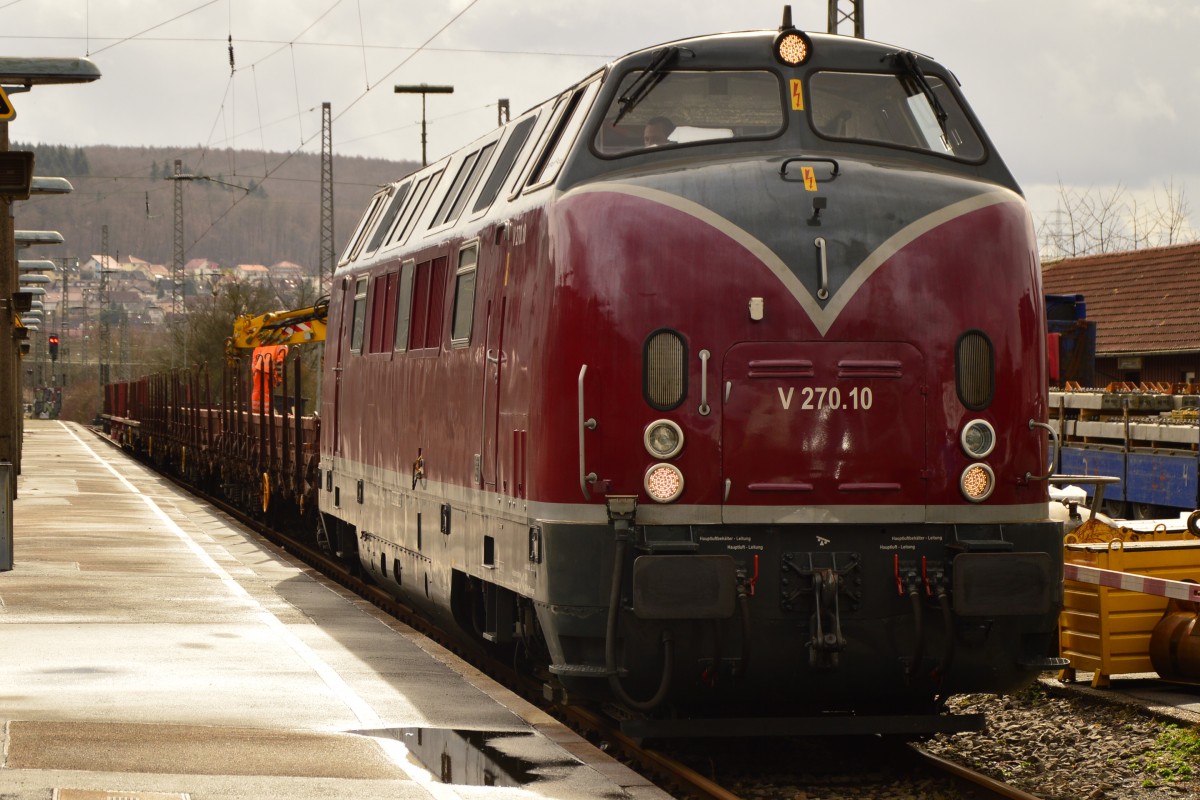 Auf Gleis 12 im Bahnhof Neckarelz ist die SGL V270.10 mit einem Bauzug am Mittag des 2.3.2015 von mir abgelichtet worden....am Nebengleis wird gearbeitet.
