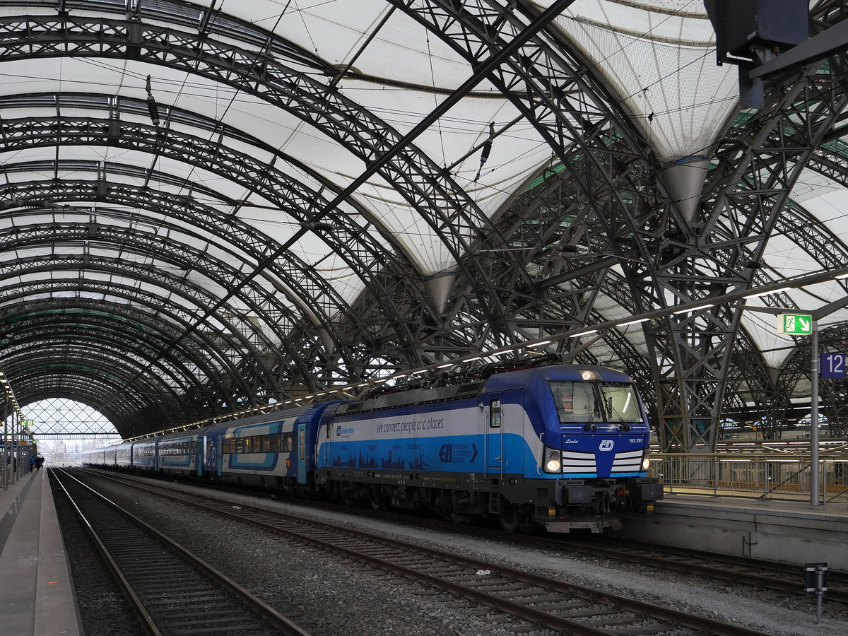 Auf Gleis 12 (vor ca. hundert Jahren Gleis 10, dann viele zig Jahre Gleis 17 und nun seit paar Monaten Gleis 12) steht Vectron 193 291  Linda  (91 80 6193 291-2 D-ELOC) mit dem EC 172 aus Budapest-Nyugati kommend abfahrbereit nach Hamburg-Altona; 06.03.2020
