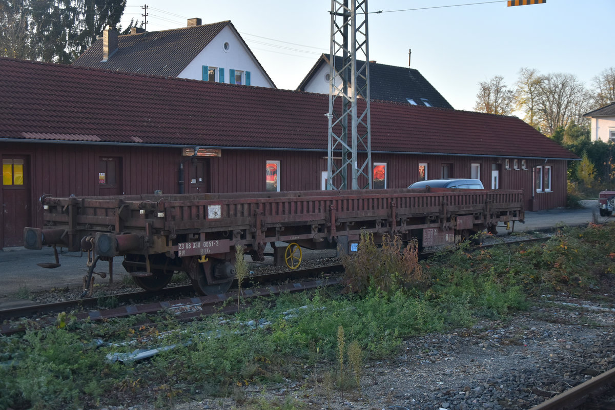 Auf Gleis 14 in Neckarelz steht seit einiger Zeit dieser zweiachsige Flachwagen, der mich einlud ihn abzulichten. 10.11.2019