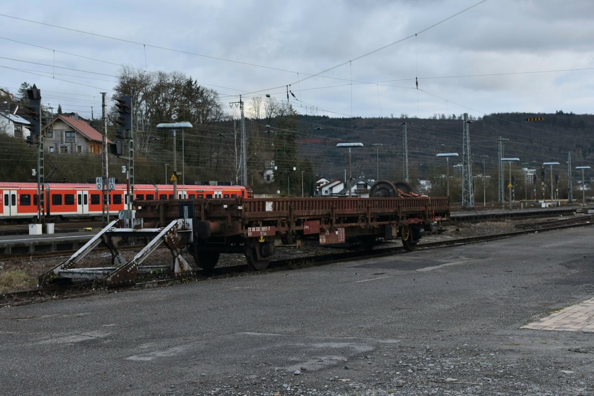 Auf Gleis 14 steht seit geraumer Zeit schon dieser zweiachsige Flachwagen samt einem Radsatz vorm Prellbock. Neckarelz 19.1.2020