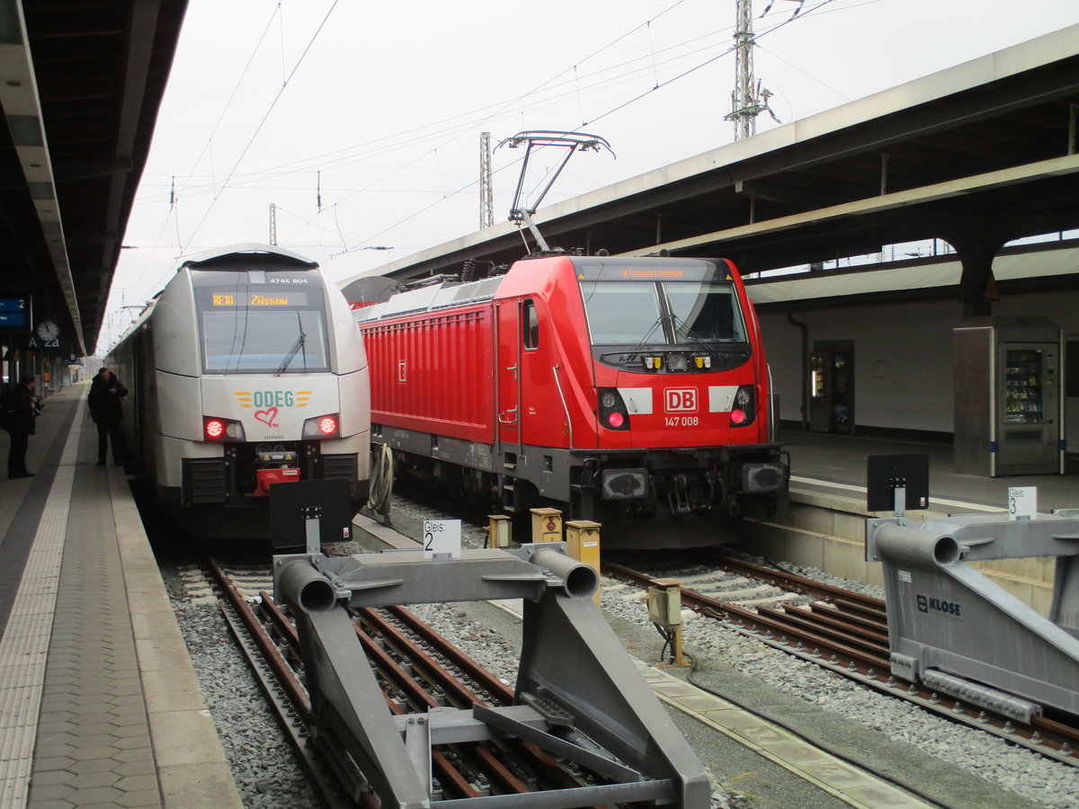 Auf Gleis 2 und 3 im Stralsunder Hbf standen am 07.Dezember 2020:die ODEG mit dem 4746 804 nach Züssow und die 147 008 die den RE nach Elsterwerda schob.