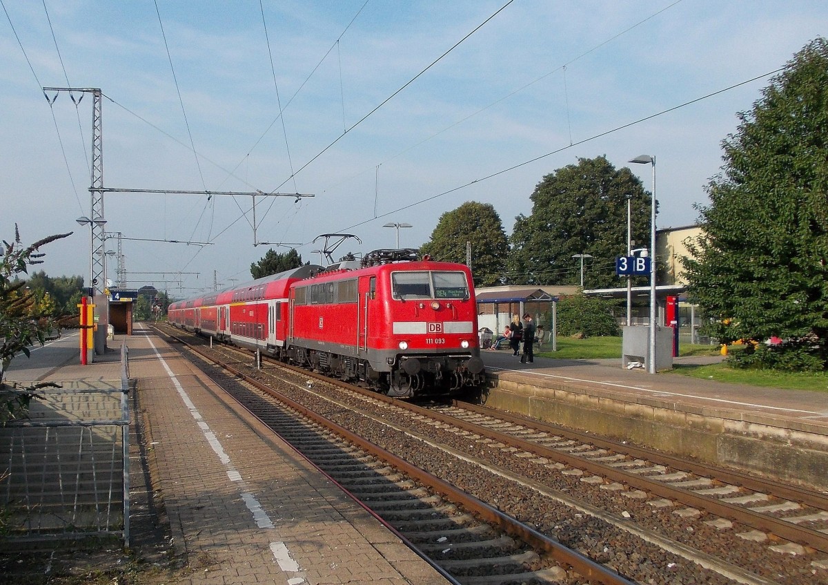 Auf Gleis 3 des Rheydter Hbf fhrt ein RE 4 Zug nach Aachen ein, der von der 111 093 gezogen wird. 24.9.2013