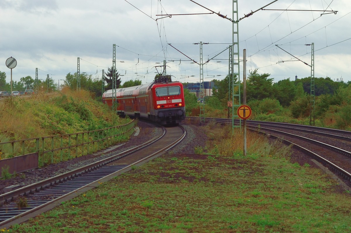 Auf Gleis 3 fhrt hier gerade eine RB 27 nach Kln in Leutesdorf ein. Samstag 14.9.2013