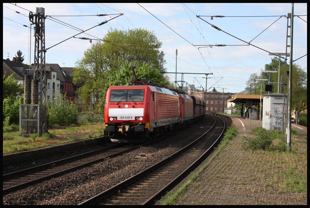 Auf Gleis 3 kommt hier der Lange Heinrich mit den Loks 189046 und 189036 durch den Bahnhof Trier Süd. Der Zug ist hier am 28.4.2018 um 9.36 Uhr in Richtung Koblenz unterwegs.