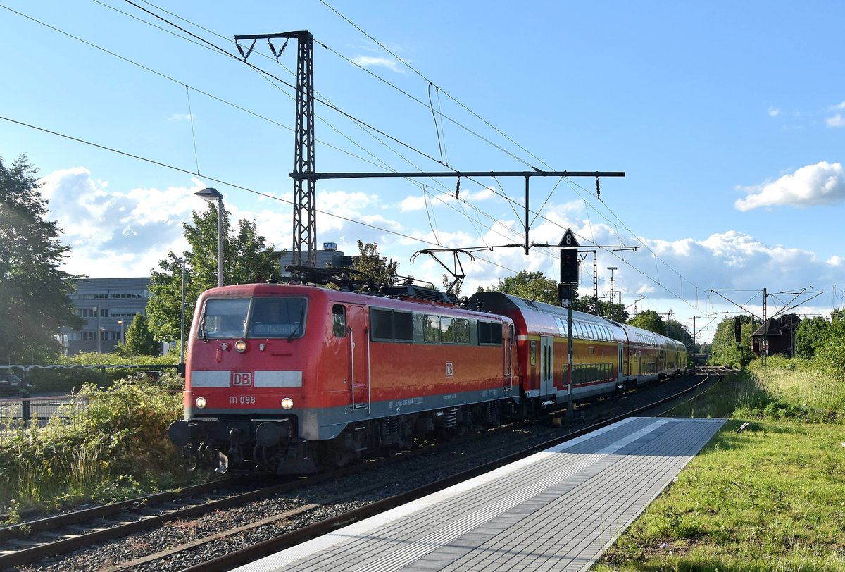 Auf Gleis 4 ist die 111 096 mit ihrem RE4 Verstärkerzug nach Aachen Hbf bei der Einfahrt in den Rheydter Hbf zu sehen.12.6.2019
