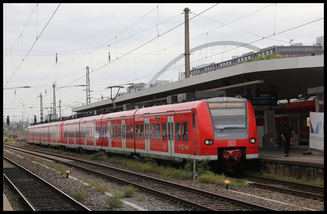 Auf Gleis 5 hält hier der ET 425594-9 als S Bahn nach Rheydt am 20.9.2021 um 12.37 Uhr im Bahnhof Köln Deutz.