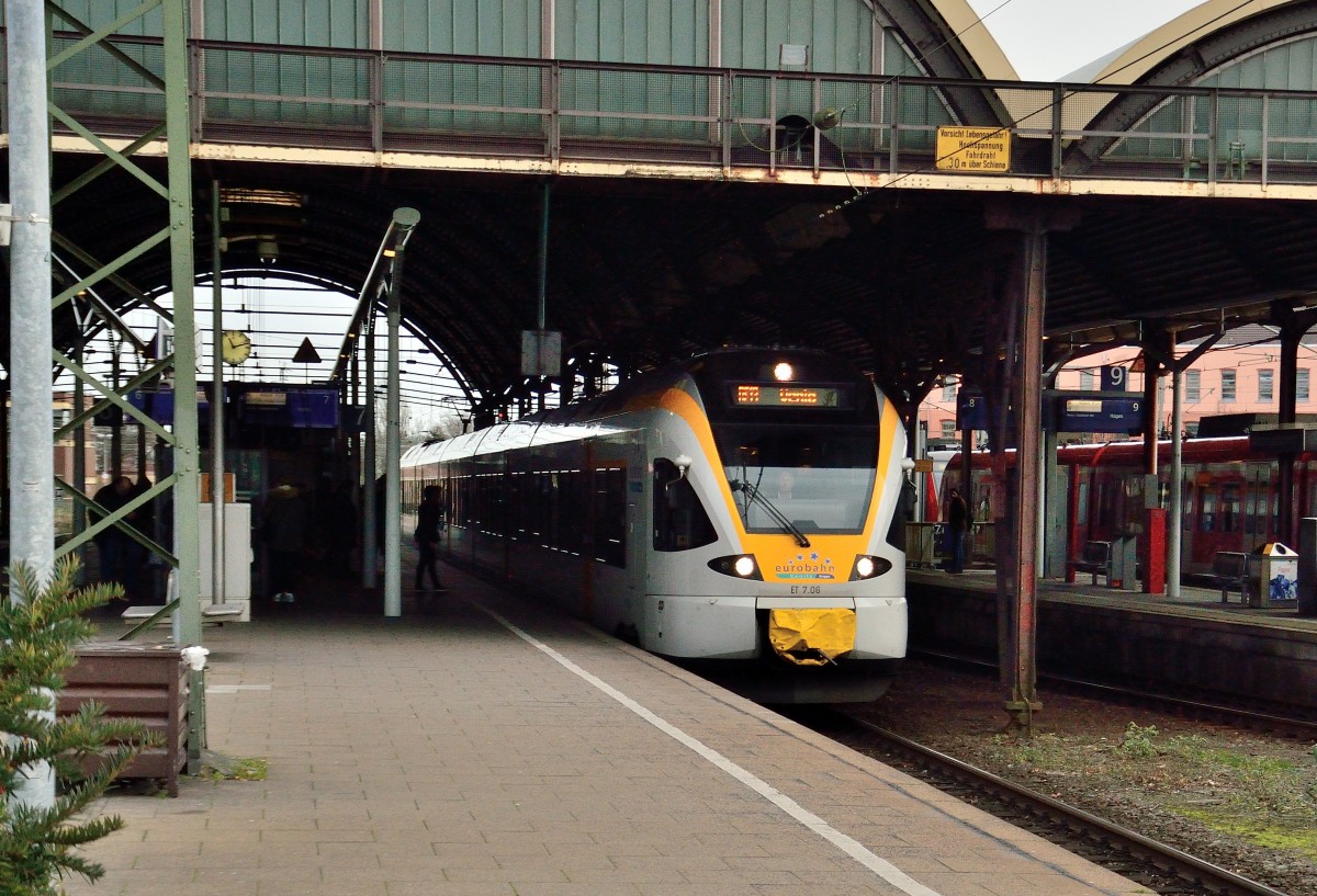 Auf Gleis 7 des Mönchengladbacher Hbf steht der Eurobahn ET 7.06 als RE 13 nach Venlo. 21.12.2013
