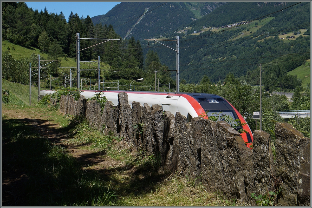 Auf der Gotthard Südrampe begrenzen immer wider Steinplatten die Bahnstrecke, so wie hier oberhalb von Rodi Fiesso zu sehen ist.
24. Juni 2015