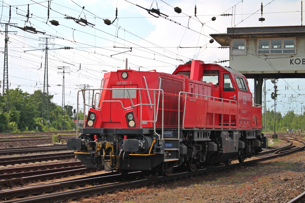 Auf der gro�en Fahrzeugparade des Sommerfestes vom DB Museum Koblenz-L�tzel am 08.06.2013 waren auch moderne Fahrzeuge durch die Gravita 261 051-7 von DB Schenker pr�sentiert.
