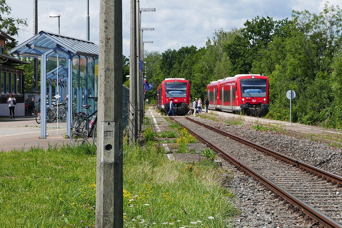 Auf Grund einer 17 minütigen Verspätung der von Radolfzell kommenden Regionalbahn 22767 mit den Triebwagen 650 113 und 650 314, kreuzen sich die nach Friedrichshafen fahrende und von Friedrichshafen kommende Regionalbahn nicht planmäßig in Salem, sondern am 16.08.2019 in Uhldingen-Mühlhofen. Links, auf Gleis 1 die nach Radolfzell fahrende RB 22768.