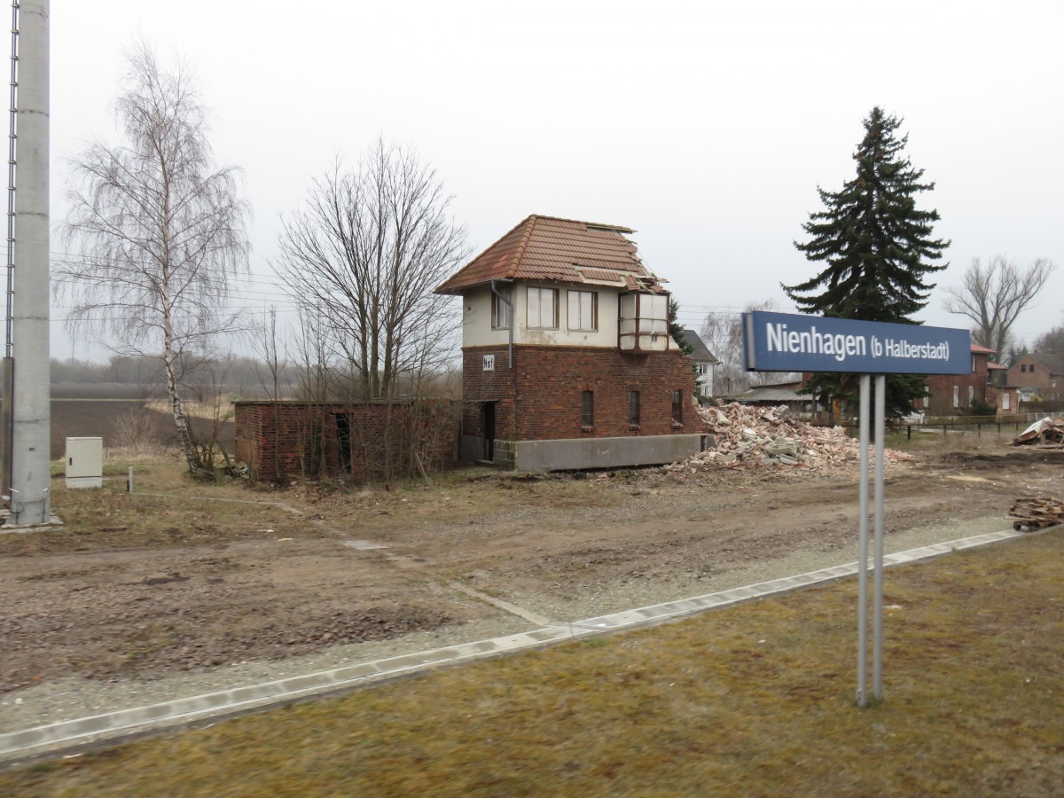 Auf Grund von Bauarbeiten an der Strecke Halberstadt-Magdeburg wurde in Nienhagen das Fahrdienstleiterstellwerk abgerissen am 26.03.2105