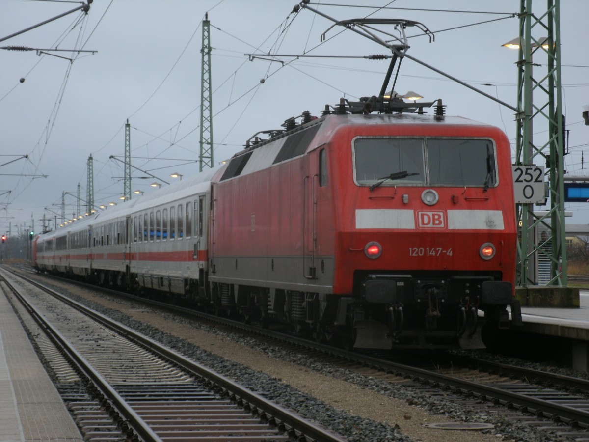 Auf Grund von Bauarbeiten in Bad Kleinen fuhr einen Monat lang keine Züge in und aus Richtung Hamburg nach Rügen,auch der IC 2377 fuhr einen Monat nicht.Am 15.Dezember 2013 fuhr der IC 2377 Binz-Frankfurt/Main wieder über Hamburg mit der Zuglok 101 100 und der abgebildeten Schlußlok 120 147.Aufnahme in Bergen/Rügen.