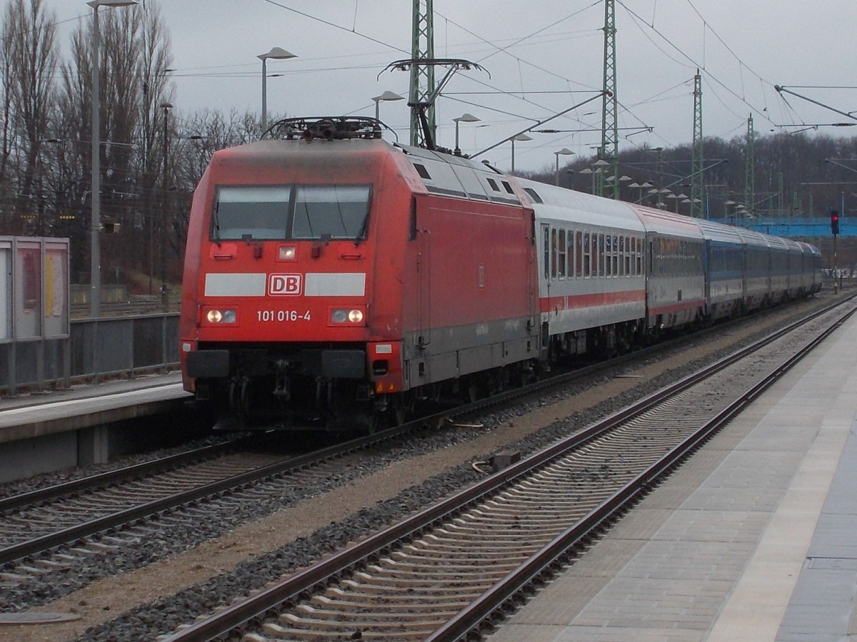 Auf Grund von Bauarbeiten fuhr 101 016,am 29.März 2015,mit dem EC 379 Binz-Praha hl.n.nicht den Stralsunder Hbf an und hielt dafür in Rügendamm.Bevor der Bahnhof Rügendamm erreichte wurde in Bergen/Rügen gehalten.