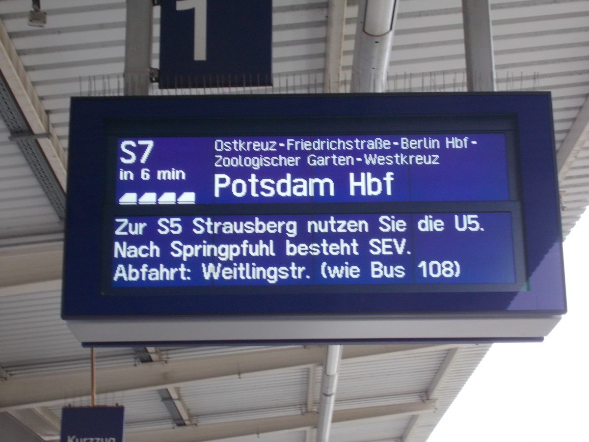 Auf Grund von Bauarbeiten gab es viel Information am Zugzielanzeiger am S-Bahnsteig in Berlin Lichtenberg am 25.Oktober 2014.