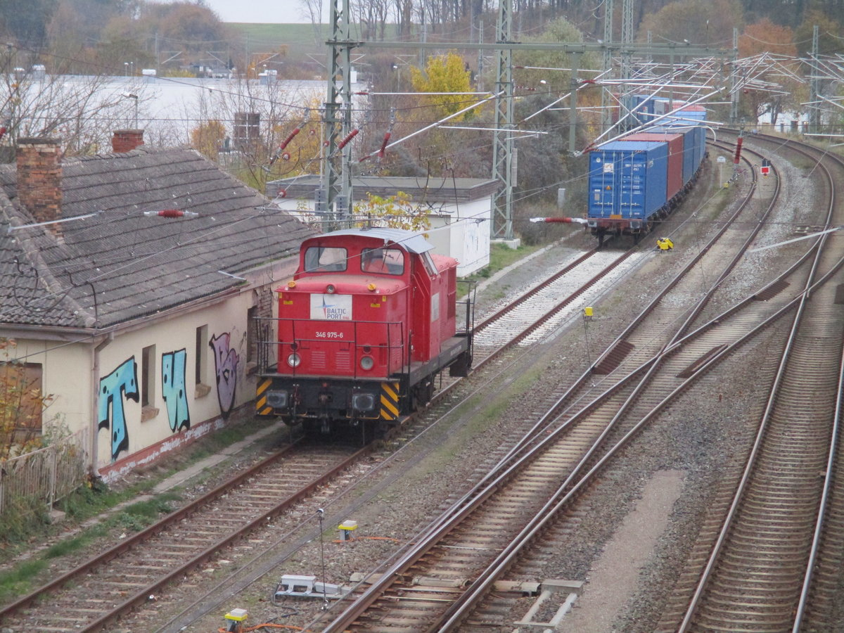 Auf Grund von Bauarbeiten in Lietzow,konnte der Chinacontainerzug nicht bis Mukran fahren und endete somit in Bergen/Rügen.Die sonst in Mukran rangierende BPRM 346 975 kam am 11.November 2020 nach Bergen/Rügen und stellte den Chinacontainerzug dort ab.Aufnahme von der Fussgängerbrücke.