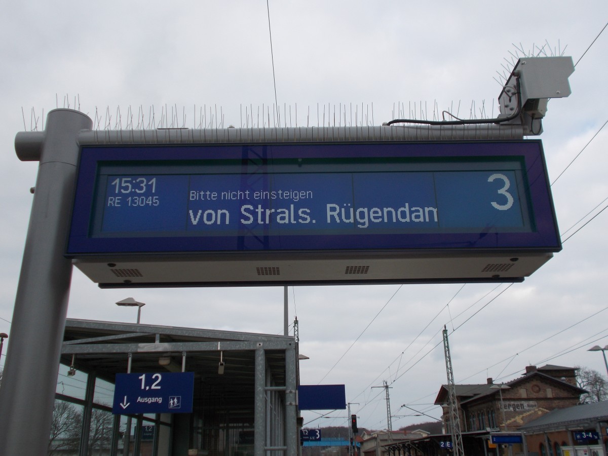 Auf Grund von Bauarbeiten im Stralsunder Hbf enden und beginnen alle RE-Züge Richtung Rügen im Stralsunder Bahnhof Rügendamm.Aufgenommen am 28.März 2015 in Bergen/Rügen.