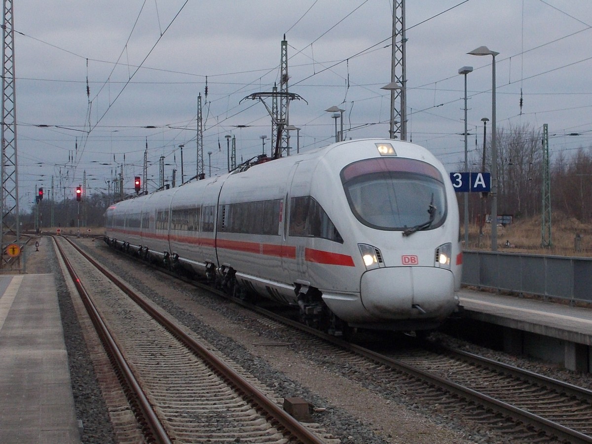 Auf Grund von Bauarbeiten,zwischen Bergen und Lietzow,fuhren alle Züge Richtung Lietzow aus Bergen auf dem linken Gleis aus.Auch der ICE 1731,aus Erfurt,gefahren am 11.März 2016,vom 411 004,mußte ab Bergen/Rügen das Gleis wechseln.