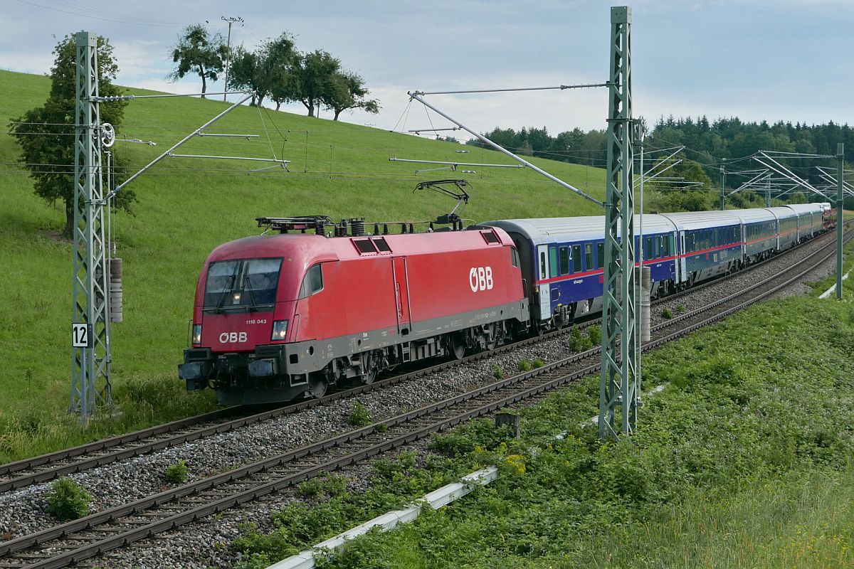 Auf Grund einer baustellenbedingten Streckensperrung vom 07.06. bis 02.07.2021 zwischen Bludenz und Ötztal ( Arlbergsperre ), wurden unter anderem die ÖBB Nightjet-Züge nach Feldkirch und Zürich über Memmingen und Lindau umgeleitet. 1116 043 mit den Wagen des NJ 446, Wien - Feldkirch, am 23.06.2021 bei Schlachters.