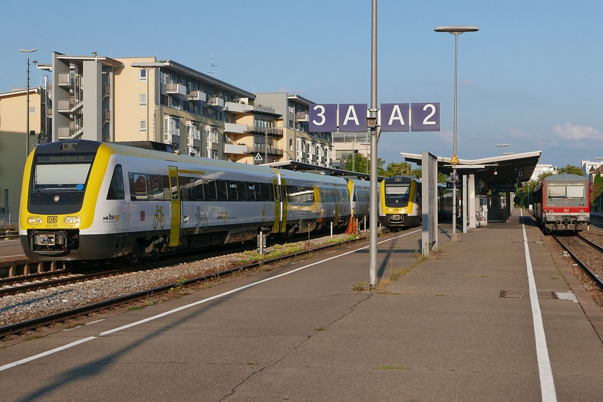 Auf Grund der baustellenbedingten Streckensperrung zwischen Friedrichshafen und Ravensburg konnten am 05.09.2018 im Bahnhof Friedrichshafen mehrere Triebwagen der Baureihe 612 gleichzeitig fotografiert werden. Links 612 053 und 612 054, die als IRE 3051 von Basel kommend ihre Fahrt in Friedrichshafen beendet hatten und eine halbe Stunde später als IRE 3052 ihre Fahrt nach Basel begannen. In der Mitte 612 520/020 als RE 4227 nach Lindau und rechts 928/628 695 als RB 22737, Friedrichshafen Stadt - Friedrichshafen Hafen.