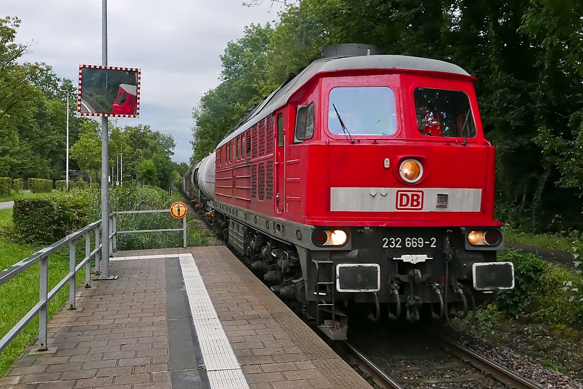 Auf Grund einer baustellenbedingten Streckensperrung zwischen Immendingen und Singen zieht 232 669-2 einen umgeleiteten G�terzug von Ulm nach Singen. Am 12.08.2019 wurde an der Haltestelle Friedrichshafen Landratsamt auf den Ausl�ser gedr�ckt.