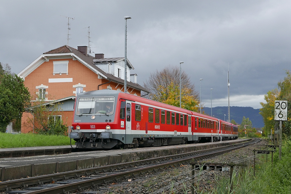 Auf Grund von Brückenabrissarbeiten und der damit verbundenen Sperrung der Gleise des Bahnhofs von Lindau fuhren die IRE nach Stuttgart nicht ab Lindau sondern ab Enzisweiler. Am 22.10.2017 haben 628 / 928 573 und 629 005 / 628 905 diese Transportleistung übernommen und werden in Kürze im Bahnhof von Enzisweiler die Fahrt beginnen.