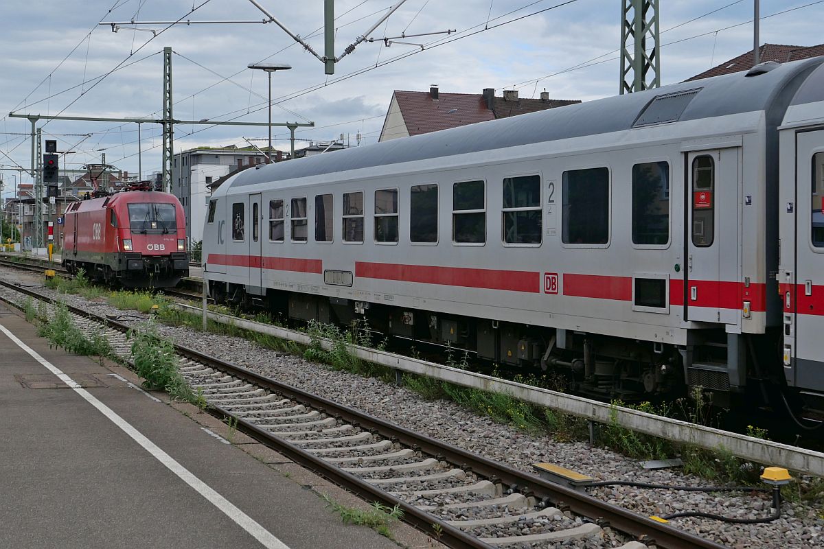 Auf Grund des im Bahnhof Friedrichshafen erforderlichen Fahrtrichtungswechsels hat 1116 166 die Wagen des von Bregenz kommenden RJ 860, die ab Lindau-Reutin die Zugnummer IC 890 haben, umfahren und kuppelt hier an den Steuerwagen 51 80 80-95 254-3 der Gattung Bimmdzf 287.2 an, um die Wagen nach Frankfurt(M) Hbf ziehen zu können (09.06.2022)
