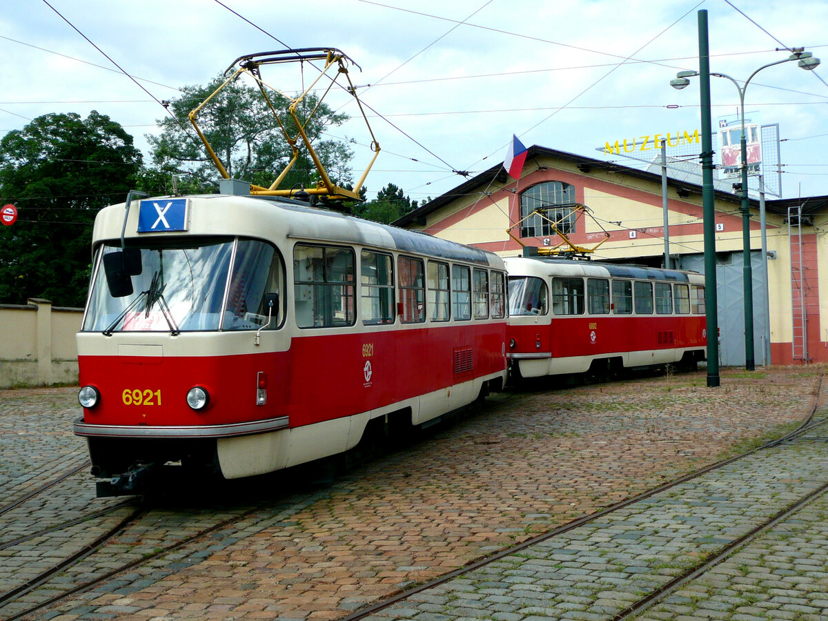 Auf Grund des Gesamteindruckes würde ich den im Juli 2017 im Straßenbahnmuseum Prag hinterstellten Wagen 6921 dem Tatra-Typ T3M zuordnen
