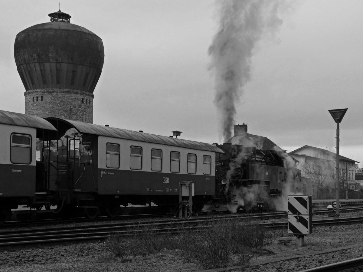 Auf Grund des grauen Wetters und da das Bild nicht scharf genug war enschied ich mich für diese Bearbeitung. Brockenzug im Bahnhof Nordhausen Nord 20.12.2015