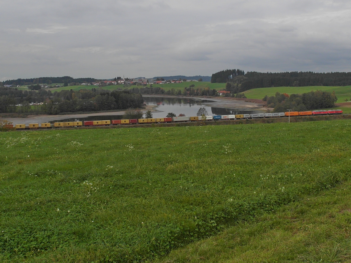 Auf Grund einer durch Gleisbauarbeiten teilgesperrten Sdbahn fuhren die Containerzge zwischen Lindau-Reutin und Ulm nicht ber die Bodenseegrtel- und Sdbahn sondern ber die Allgubahn. Mit Blick auf den Ellerazhofer Weiher wurde am 11.10.2014 bei Lanzenhofen der Containerzug Wolfurt - Bremerhaven-Weddewarder fotografiert.