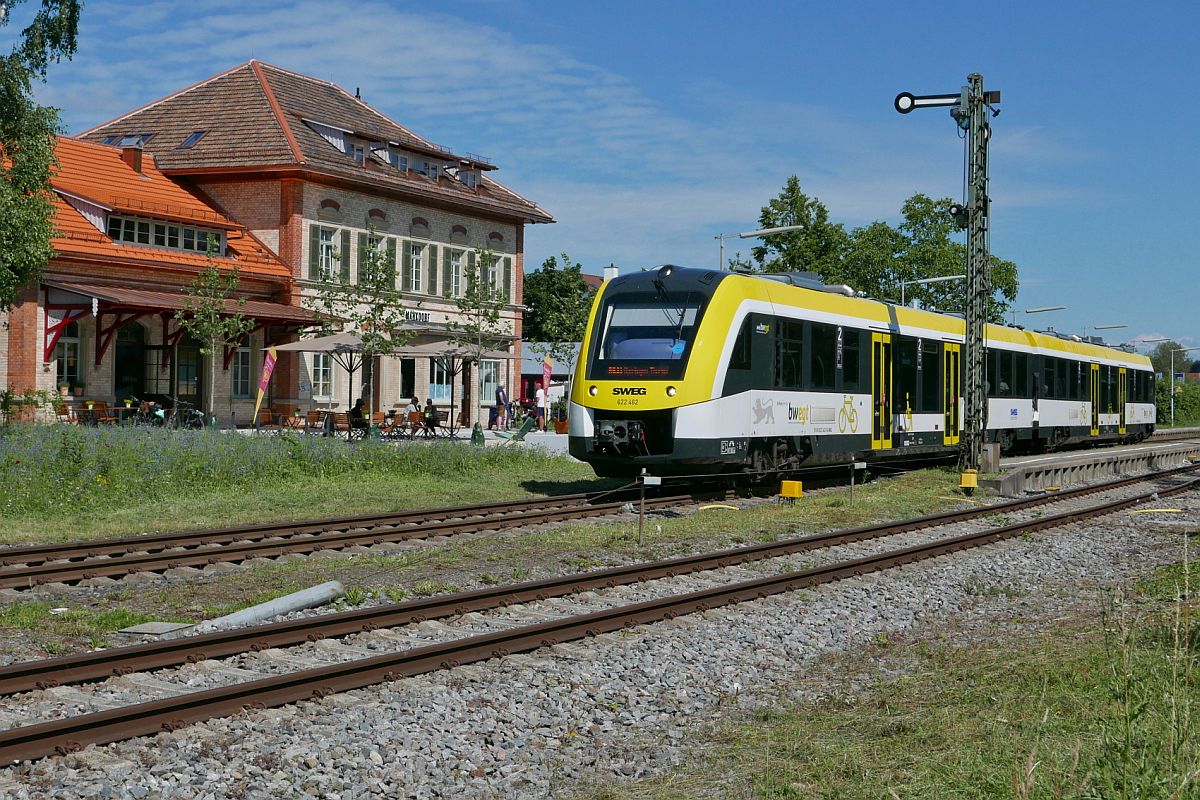 Auf Grund der eingleisigen Strecke der Bodenseegrtelbahn in Verbindung mit einer Versptung sowie einer Versptung des Gegenzuges verlsst 622 462 am 02.07.2021 als RB 31 / RB 17776, Friedrichshafen - Radolfzell, den Bahnhof von Markdorf mit 36 Minuten Versptung.