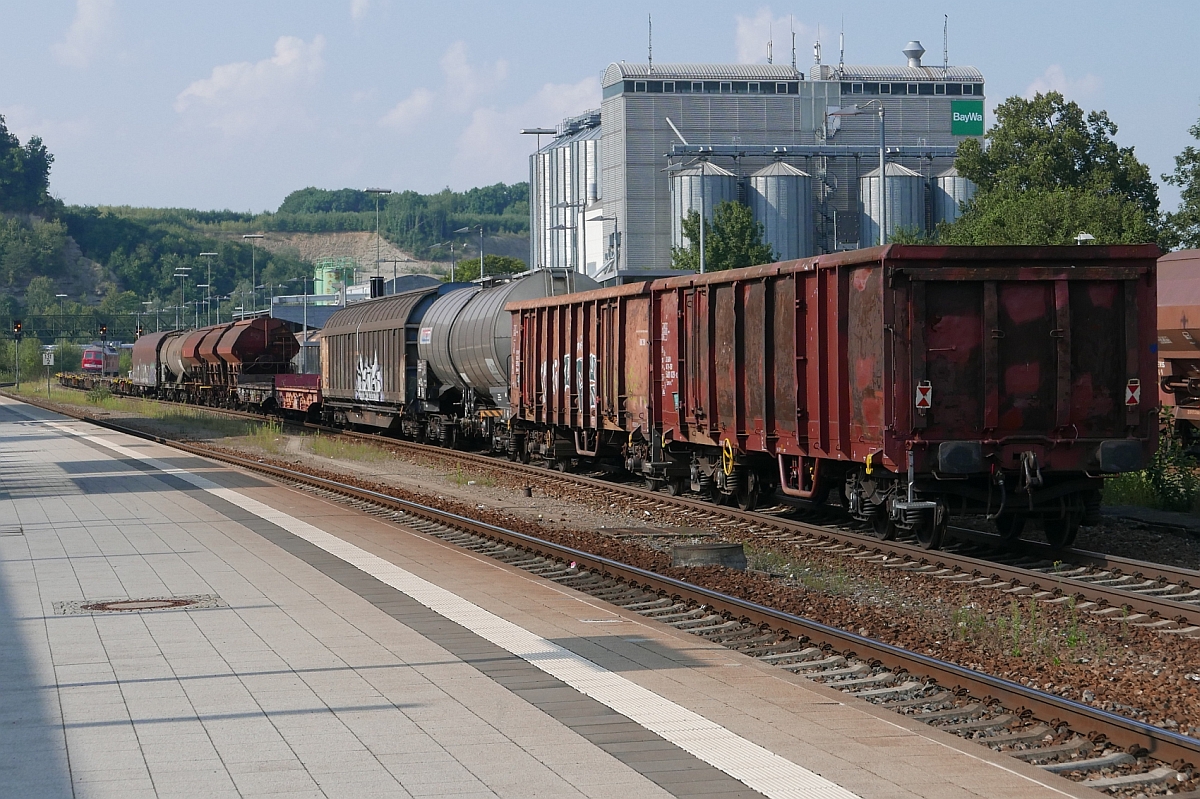 Auf Grund einer nach Ulm vorausfahrenden Regionalbahn muss 232 259-2 mit den Wagen eines „Rheintalbahn-Umleiters“ einen kurzen Halt im Bahnhof von Biberach (Riß) einlegen (28.08.2017).