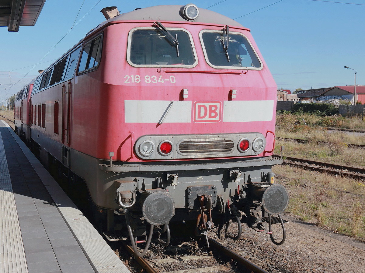 Auf Grund von Oberleitungsstörung zwischen Prenzlau und Pasewalk auf der Strecke Berlin - Stalsund am 11. Oktober 2015 waren in Prenzlau 218 839-8 mit 218 834-0 im Bahnhof zu sehen. 
