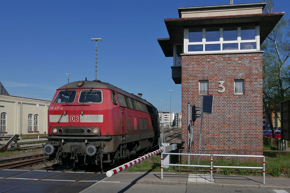 Auf Grund einer Störung am Steuerwagen endete am 20.04.2018 die Fahrt des von 218 417-4 gezogenen RE 4223, Stuttgart - Lindau, vorzeitig in Friedrichshafen. Als 218 417-4 umsetzte, wurde am Bahnübergang Olgastraße auf den Auslöser gedrückt.