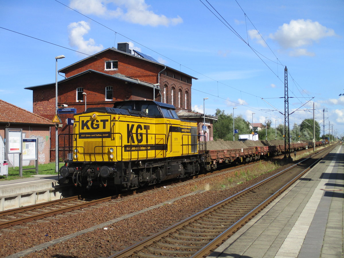 Auf Grund das die Strecke Stralsund-Rostock eingleisig ist,konnte ich,am 04.September 2020,in Ribnitz Damgarten Ost die wartene KGT 203 728 fotografieren.