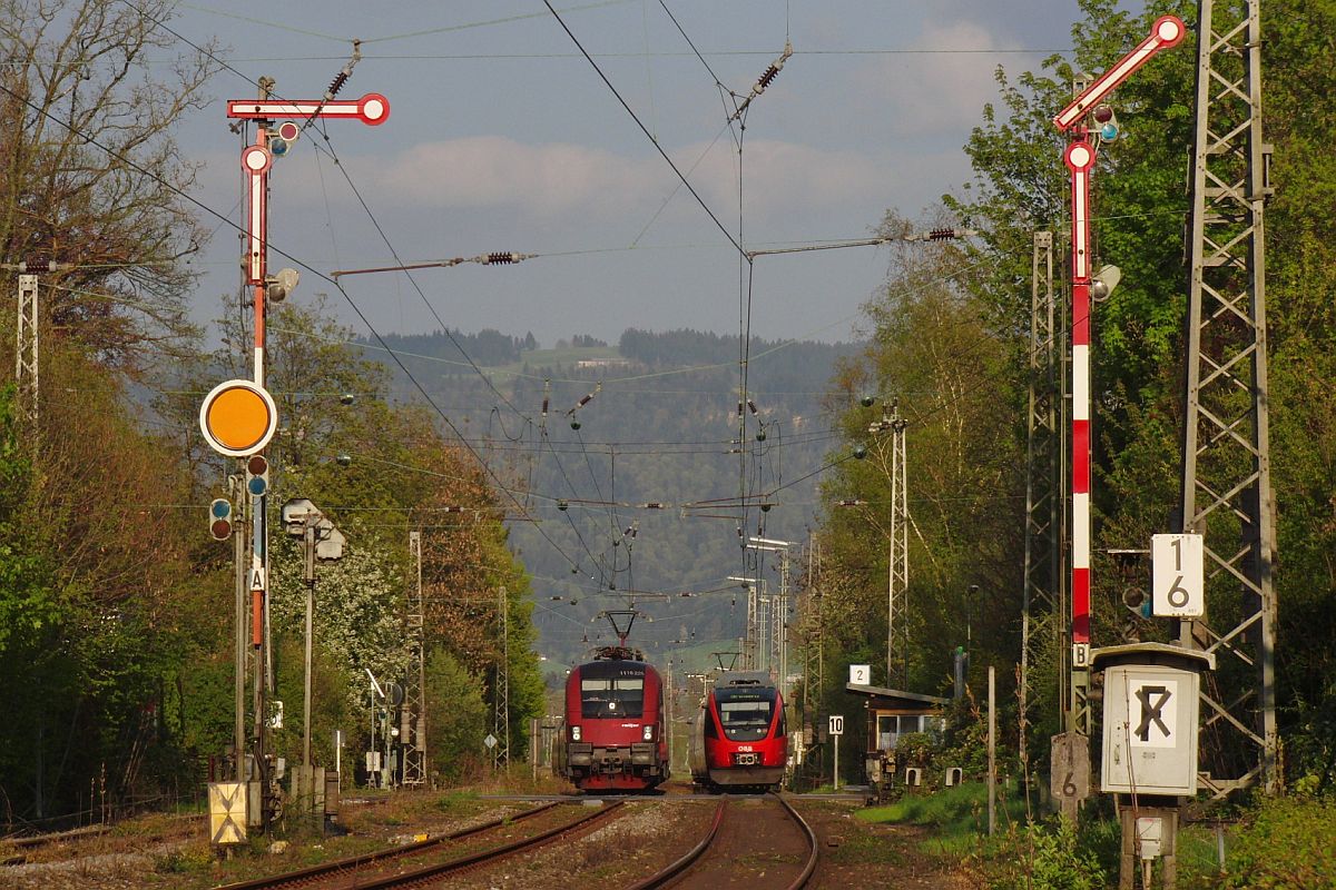 Auf Grund der versp�teten Abfahrt des REX 5605 von Lindau nach Bludenz konnte dieser Regionalzug zusammen mit RJ 564 von Wien nach Lindau am 16.04.2010 bei den Einfahrsignalen von Lindau-Reutin fotografiert werden.