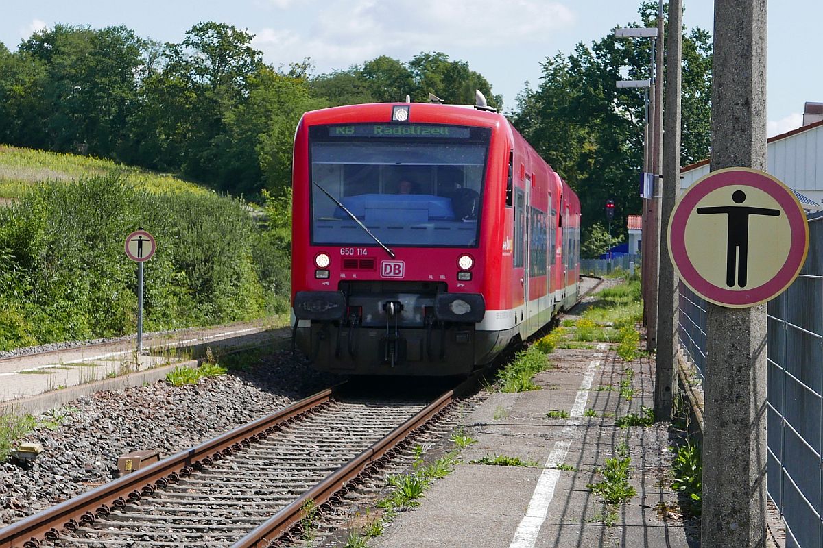 Auf Grund einer Verspätung des Gegenzuges fährt 650 114 und ein weiterer Triebwagen der Baureihe 650 außerplanmäßig auf Gleis 1 in den Bahnhof von Uhldingen-Mühlhofen ein (16.08.2019).