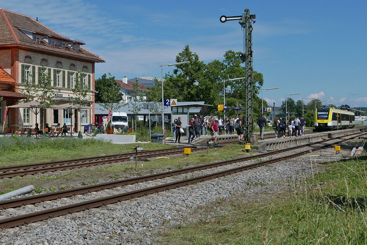 Auf Grund einer Verspätung sowie einer Verspätung des Gegenzuges findet auf der eingleisigen Bodenseegürtelbahn die Zugkreuzung nicht planmäßig in Salem, sondern am 02.07.2021 bereits im Bahnhof von Markdorf statt. Nach dem Halt von 622 462 als RB 31 / RB 17776 von Friedrichshafen nach Radolfzell, dem Enfernen der Absperrkette am Bahnübergang durch den Fahrdienstleiter, dürfen Fahrgäste, die im Gegenzug Richtung Friedrichshafen wollen, Gleis 2 überqueren, um auf den zwischen den Gleisen 2 und 3 liegenden Bahnsteig zu gelangen.