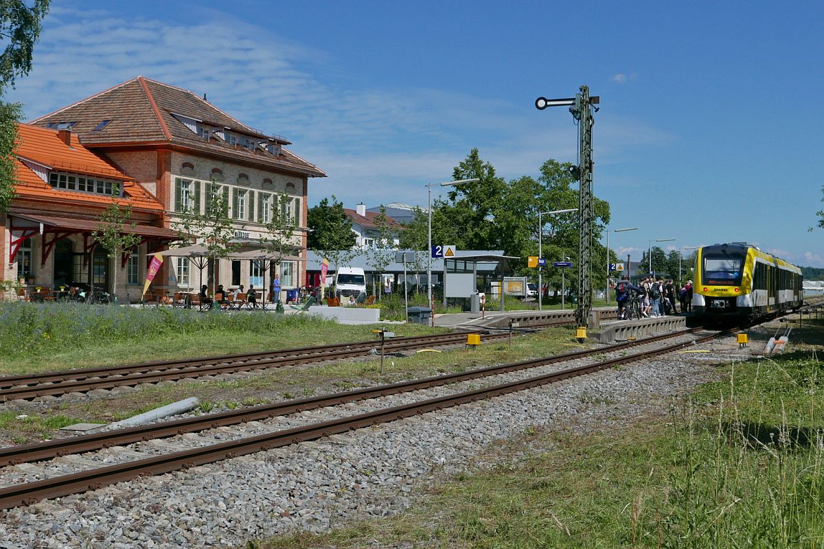 Auf Grund einer Verspätung in Verbindung mit einer Zugkreuzung hält 622 964, am 02.07.2021 als RB 31 / RB 17777 auf der Fahrt von Radolfzell nach Friedrichshafen, nicht auf Gleis 2 sondern auf Gleis 3.