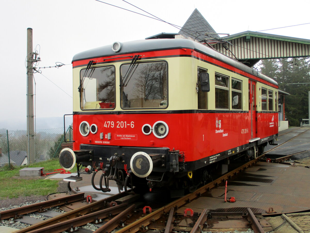 Auf Grund einer vierwöchigen Sperrung der Bergbahn traff ich,am 25.April 2022,kein Zugverkehr in Lichtenhain.Dafür stand der 479 201 auf der Drehscheibe.
