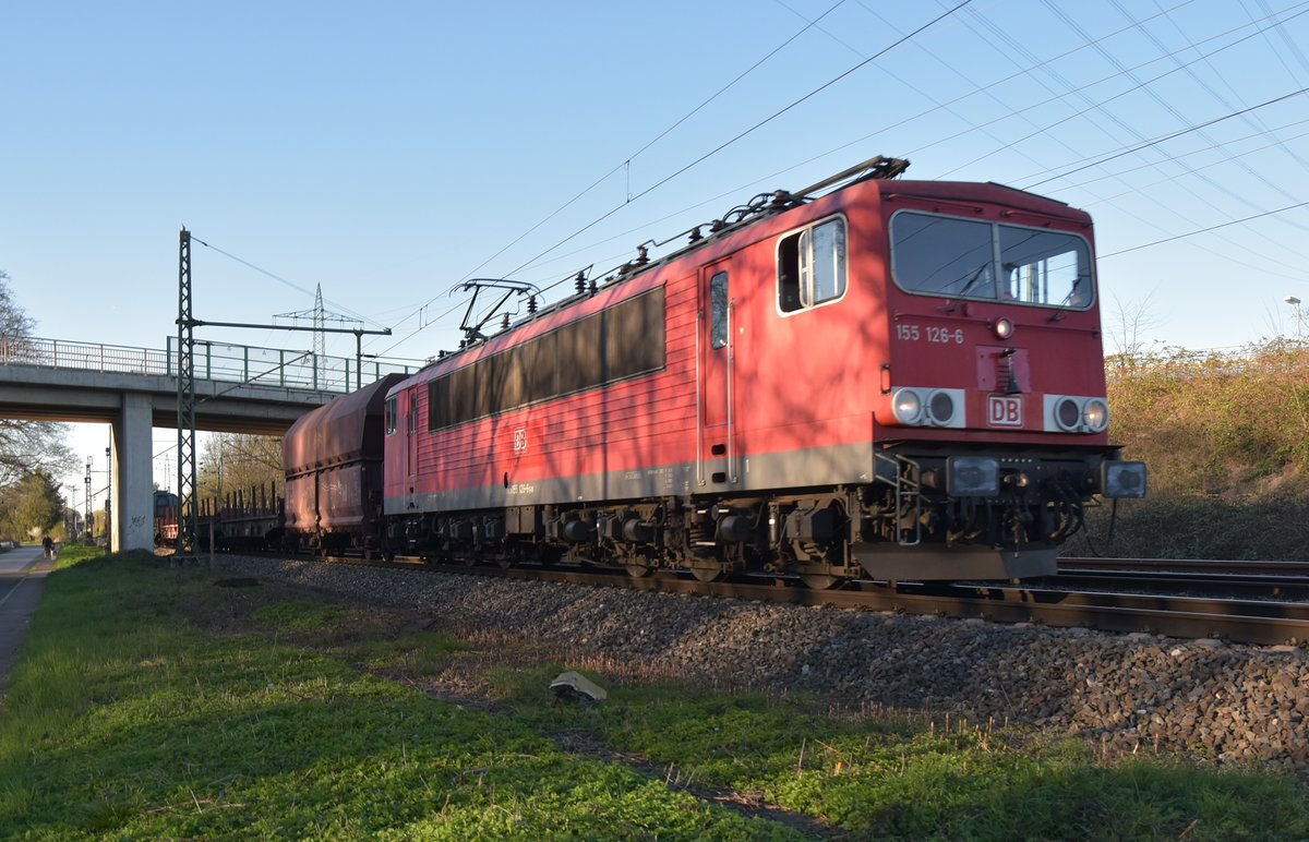 Auf der Güterbahn in Lintorf ist die 155 126-6 mit einem Mischer südwärtsfahrend am Abend des 27.3.2017 zusehen.