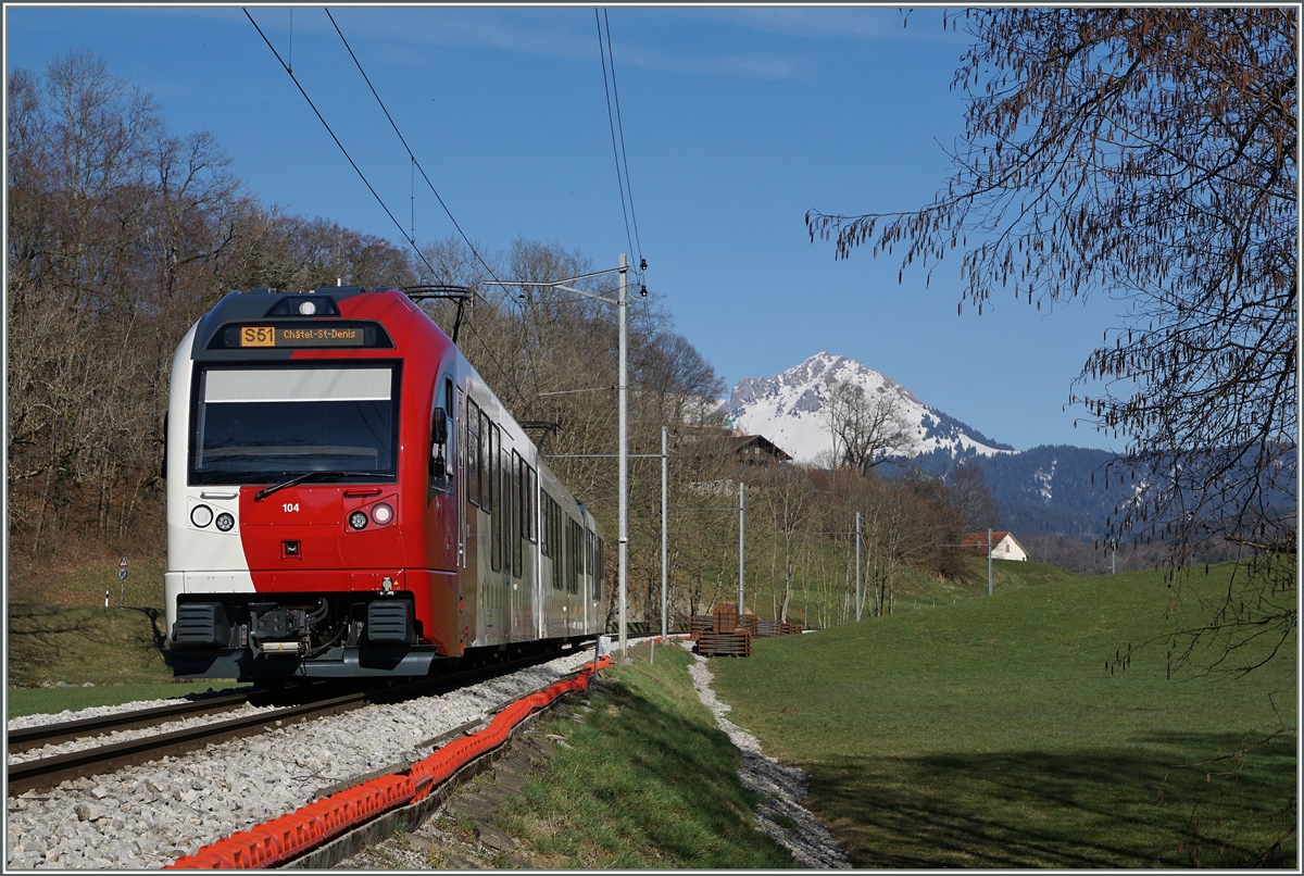 Auf halben Weg zwischen Remaufens und Châtel St-Denis strebt der TPF SURF  Série Unifiée pour Réseau Ferré métrique  Be 2/4 + B + ABe 2/4 104 als S 51 seinem nahen Ziel entgegen. Im Hintergrund ist der Moleson zu sehen.
26. März 2016