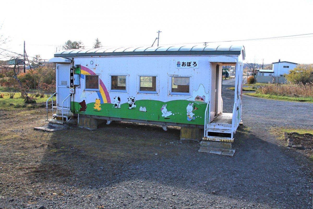 Auf der Hanasaki-Linie: Bahnhof gefunden! Oboro, 26.Oktober 2015. (Bild aus Triebwagen KIHA 54 523, der Wagenführer wünschte, das ich kurz aussteige, um diesen Bahnhof richtig aufzunehmen)